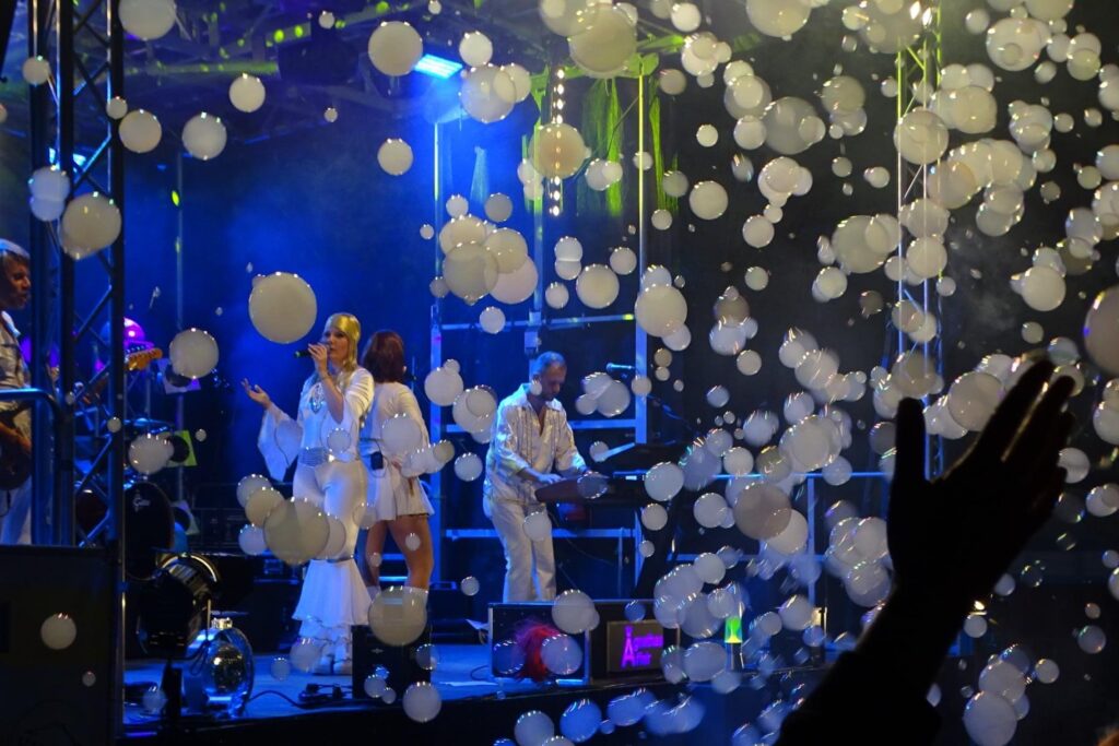 Mit Nebel gefüllte Seifenblasen vor einer Konzertbühne